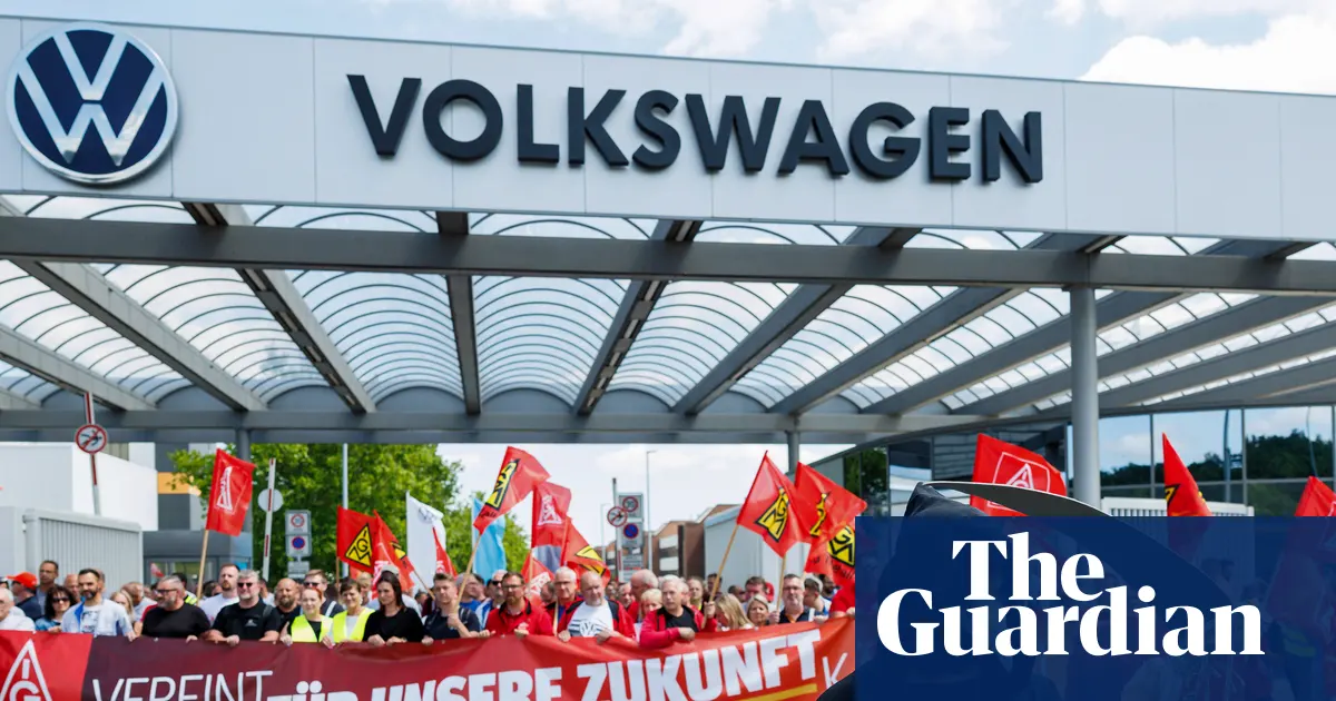 Protestujący przeciwko planowanym zwolnieniom w Volkswagenie przed fabryką w Zwickau, Niemcy, lipiec 2026