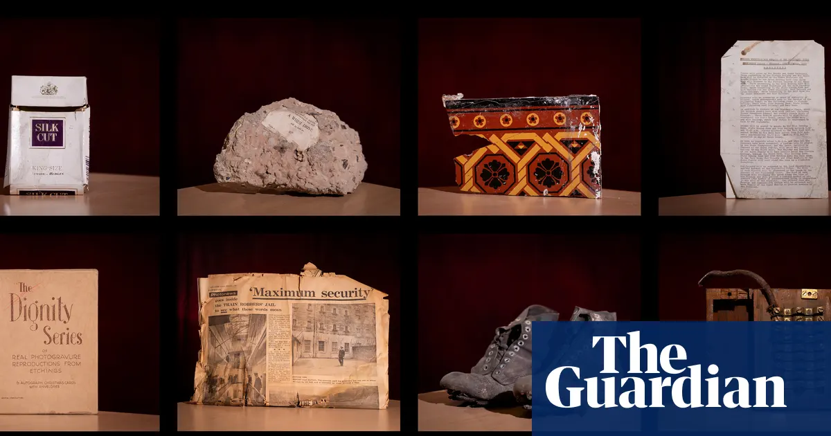 Przedmioty znalezione podczas remontu Buckingham Palace, w tym bilet na whist drive z 1949 roku i puste opakowanie po papierosach Silk Cut, na tle rusztowań.
