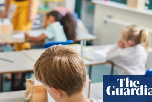 Nowa Południowa Walia ogranicza ekrany w szkołach. Od 2028 roku obowiązkowe limity i powrót do długopisu