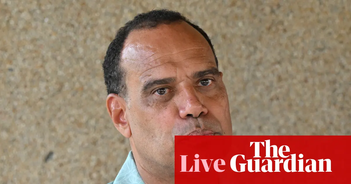 Australijski skarbnik Jim Chalmers podczas wystąpienia dla mediów