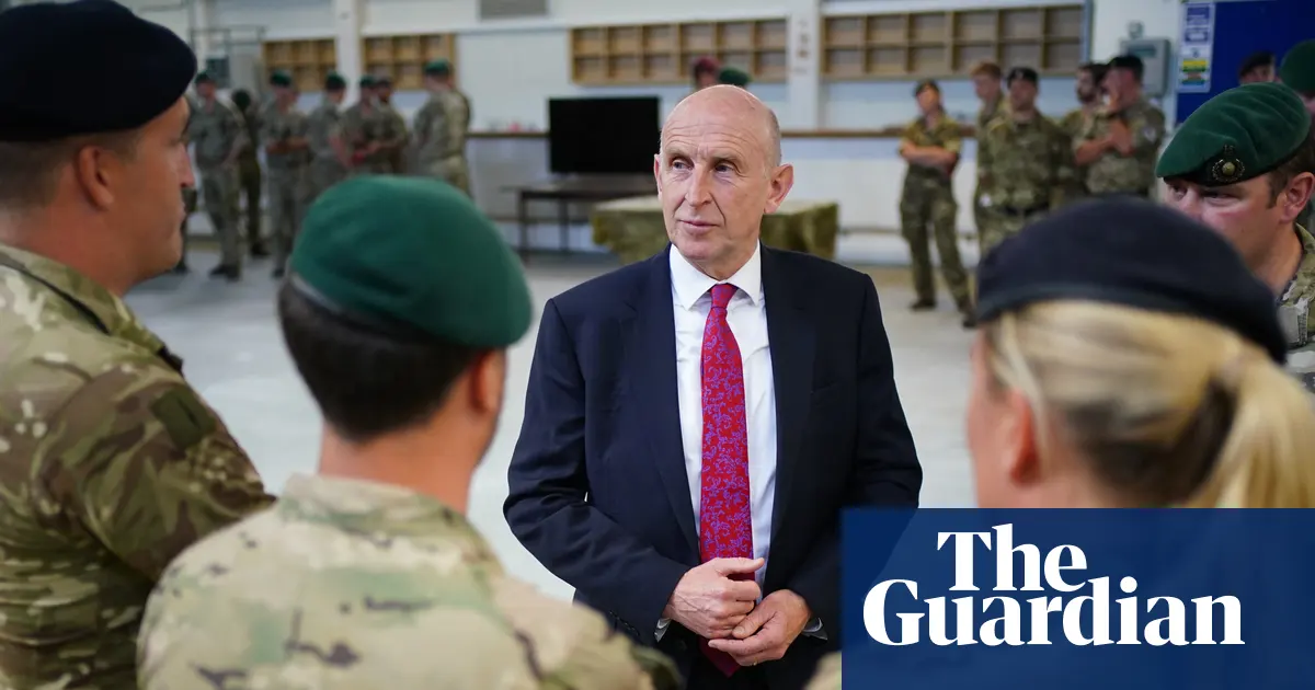 John Healey, brytyjski kanclerz skarbu, podczas wizyty w bazie wojskowej na Cyprze w 2024 roku, jeszcze jako minister obrony, rozmawiający z żołnierzami