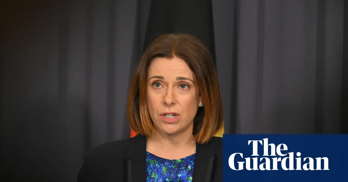 Budynek parlamentu federalnego w Australii oraz symboliczne ujęcie smartfona z aplikacją społecznościową.