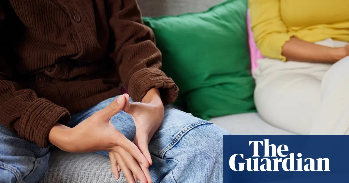Młoda osoba podczas konsultacji dotyczącej ADHD i autyzmu w placówce medycznej
