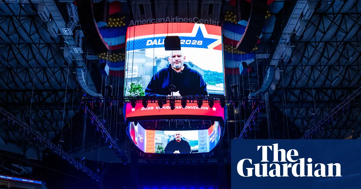 Senator John Fetterman podczas nagrania wideo przed hutą w Pittsburghu.