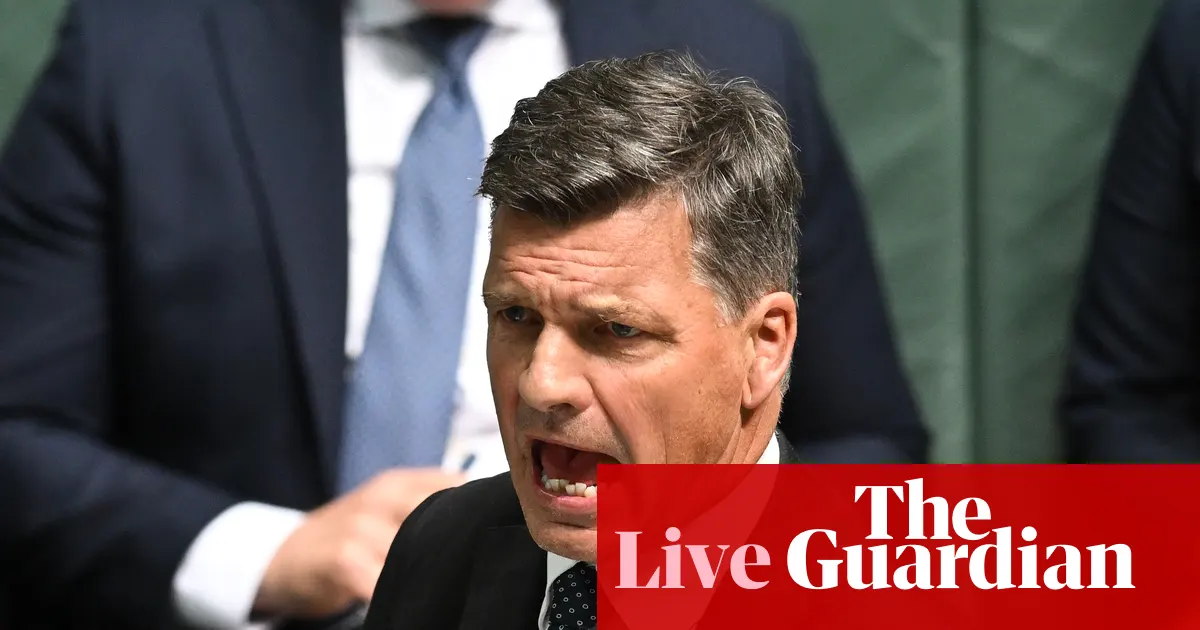 Stacja benzynowa w Australii z wyświetlonymi cenami paliwa