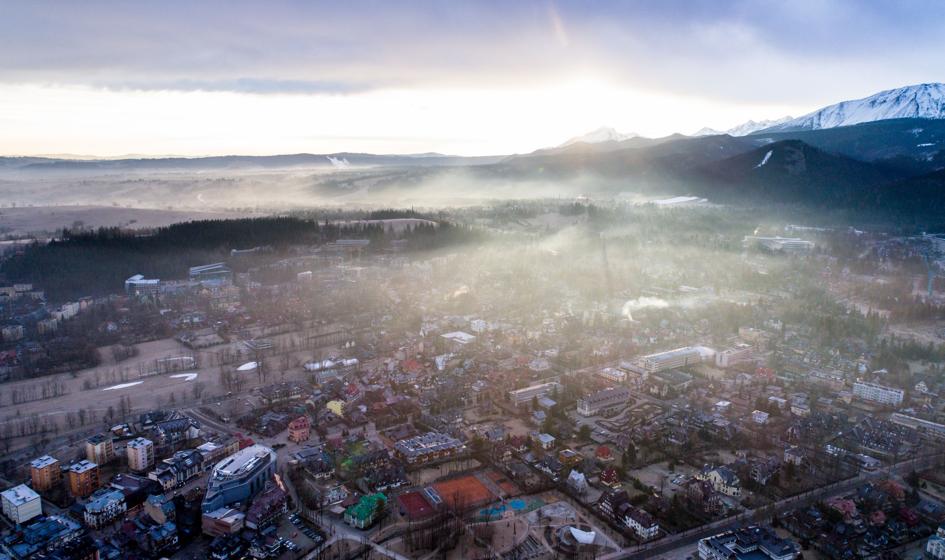 Widok na Zakopane i Tatry z Gubałówki w słoneczny dzień