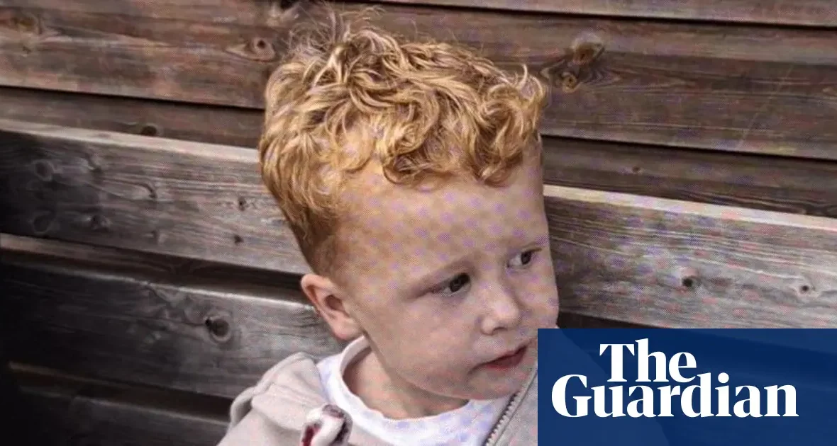 Trwają poszukiwania trzyletniego Noah, który zaginął w pobliżu placu zabaw w Suffolk