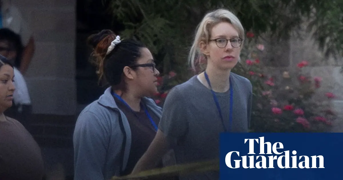 Elizabeth Holmes na terenie federalnego więzienia w Bryan w Teksasie w sierpniu 2025 roku