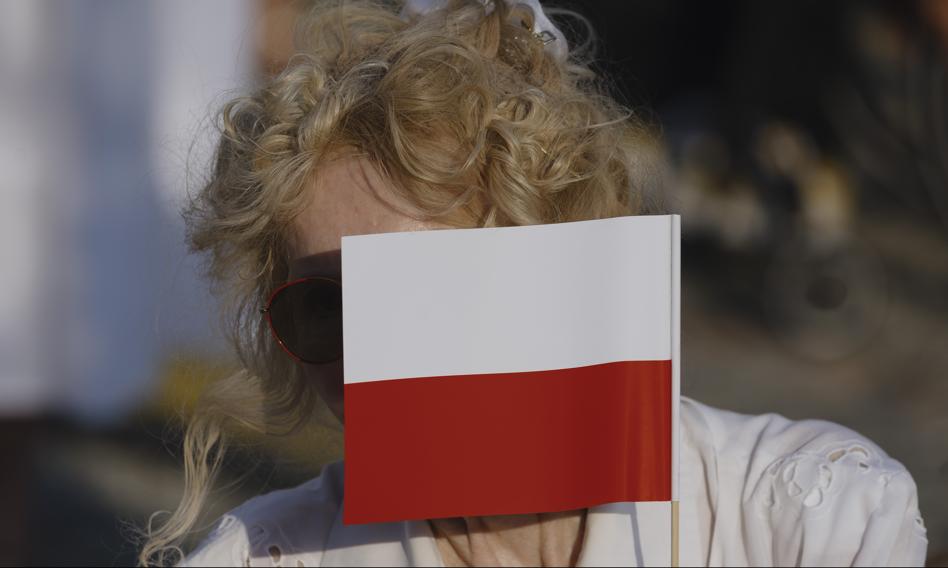 Mapa świata z wynikami globalnego raportu o stanie demokracji International IDEA za 2025 rok, z zaznaczoną Polską i USA