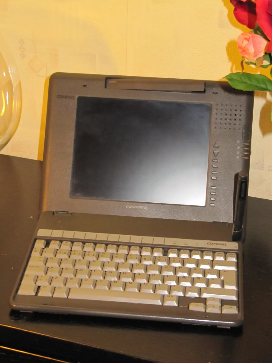 Pracownik zdalny przy laptopie sprawdza dokumenty dotyczące pracy zdalnej