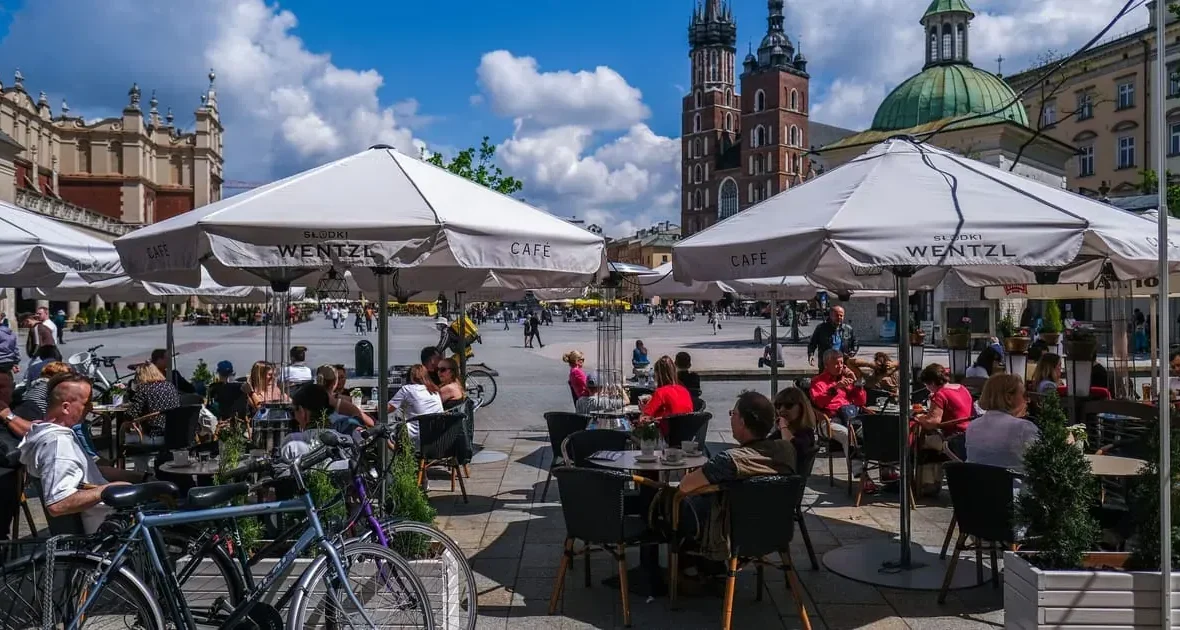 Niezależny kandydat wygrywa pierwszą turę wyborów na prezydenta Krakowa. Klęska skrajnej prawicy i cios dla Tuska