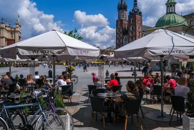 Niezależny kandydat wygrywa pierwszą turę wyborów na prezydenta Krakowa. Klęska skrajnej prawicy i cios dla Tuska