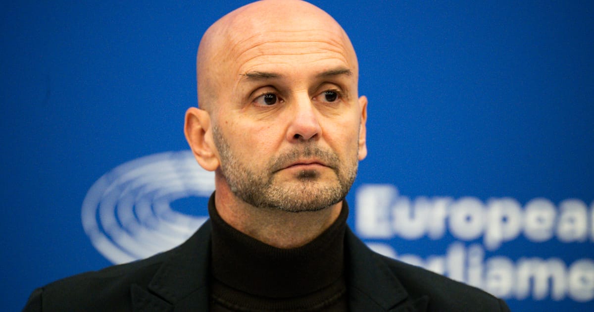 Nicola Procaccini, europoseł i lider grupy Europejskich Konserwatystów i Reformatorów, udziela wywiadu w swoim biurze w Brukseli