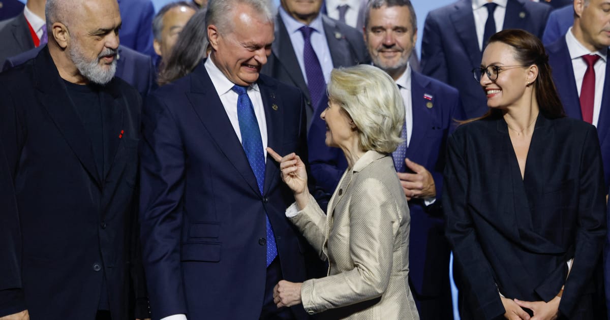 Siedziba Komisji Europejskiej w Brukseli, widok z zewnątrz z flagami Unii Europejskiej