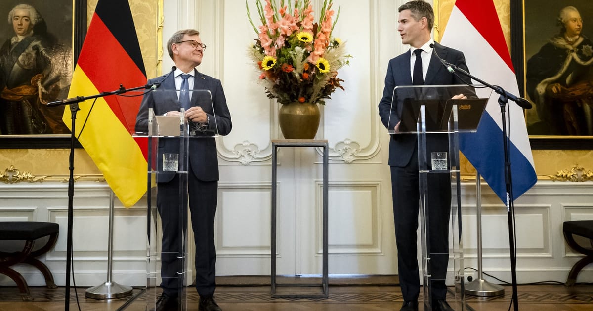 Sala posiedzeń komisji gospodarczej Parlamentu Europejskiego w Brukseli, europosłowie przy stołach