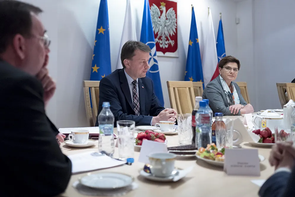 Mapa Europy z flagami NATO, ilustracja do analizy bezpieczeństwa Polski i sygnałów zagrożenia wojną