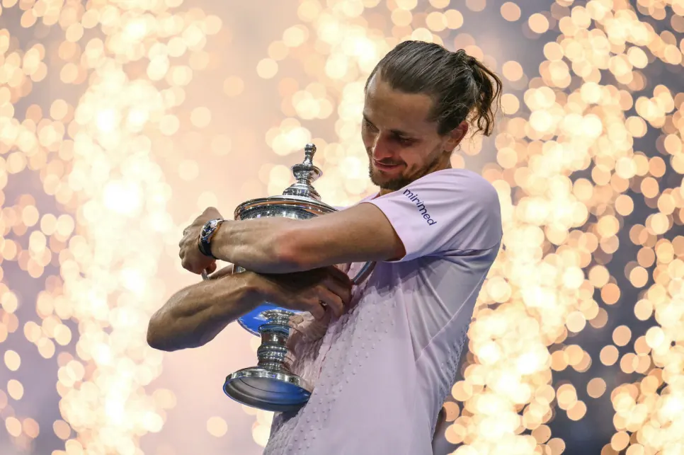 Alexander Zverev podczas meczu tenisowego na twardym korcie