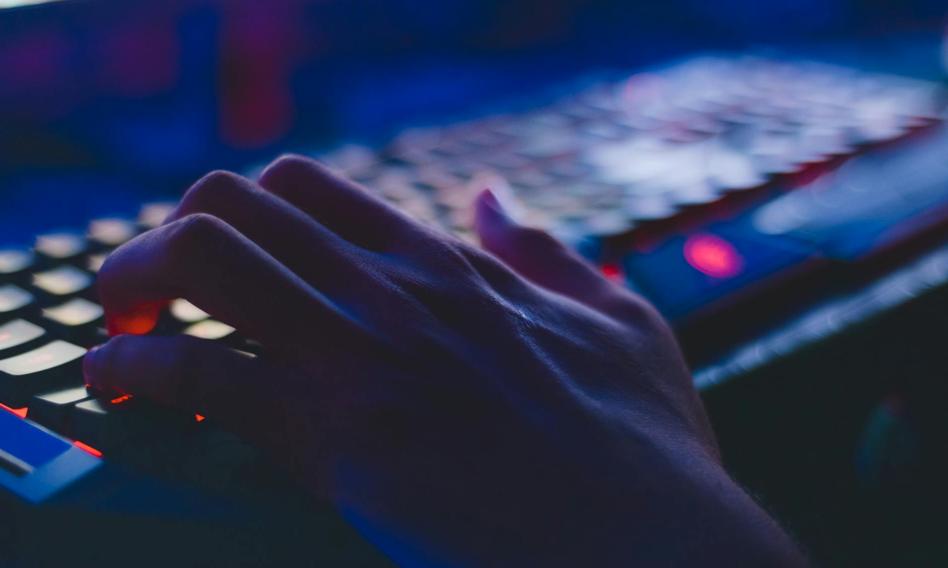 Specjalista IT pracujący przy komputerze w nowoczesnym biurze