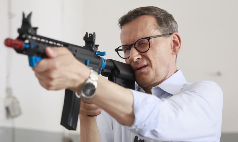 Karty do głosowania i polska flaga na tle Sejmu RP, symbol wyborów parlamentarnych