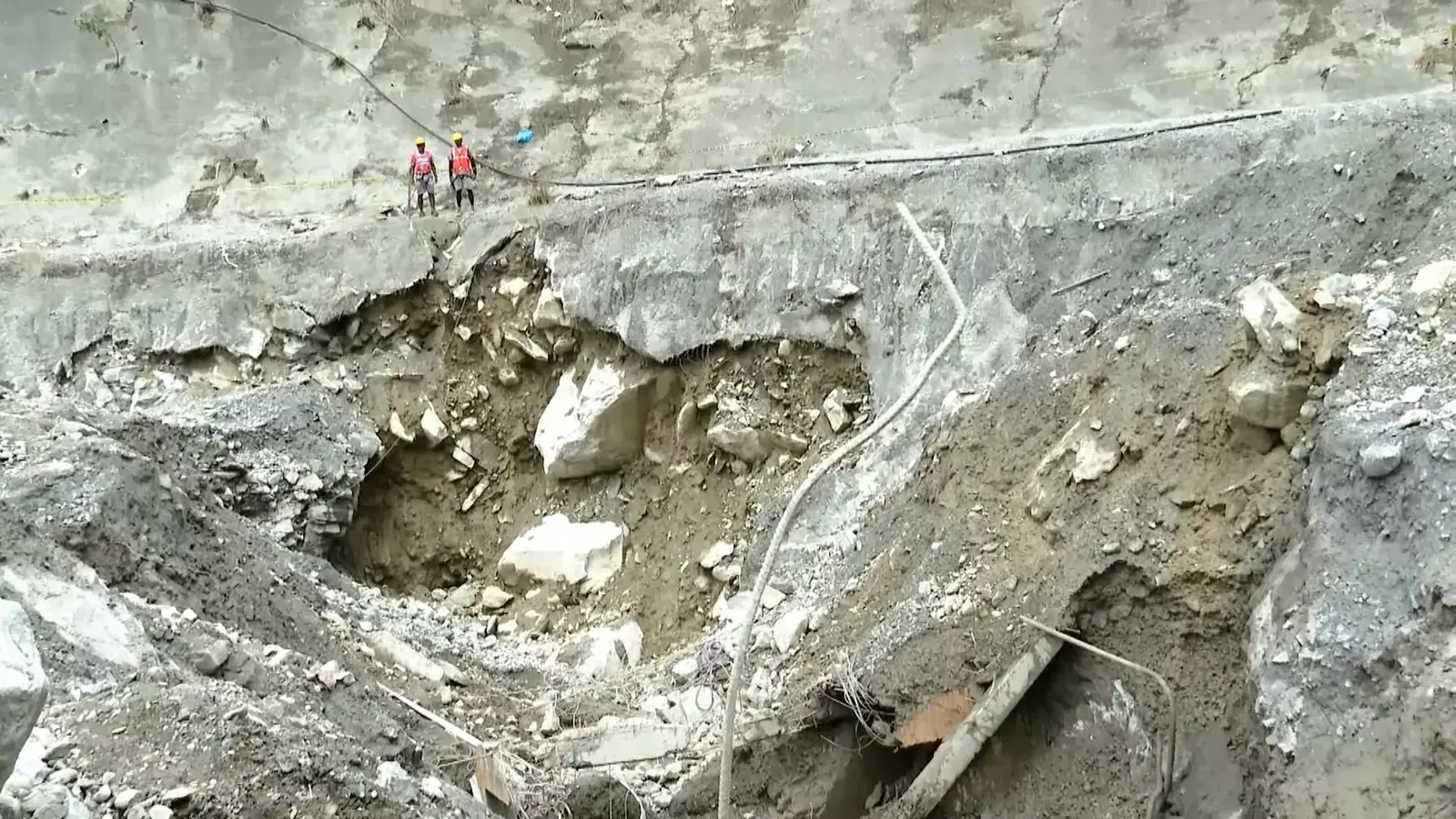 Ratownicy przy wejściu do tunelu hydroelektrowni w górskim terenie Nepalu