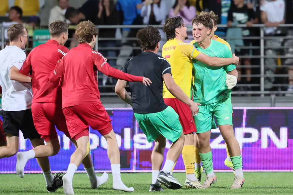 Piłkarze rywalizujący podczas meczu pucharowego na stadionie w Polsce