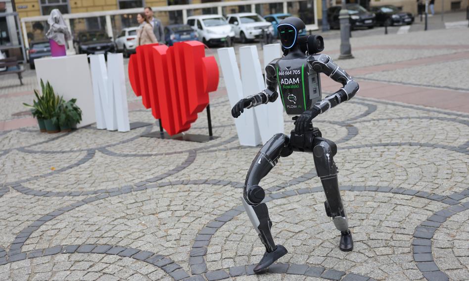 Humanoidalny robot Adam Kowalski zaprezentowany przez startup Flow AI podczas EXPO Made in Wroclaw w Hali Stulecia