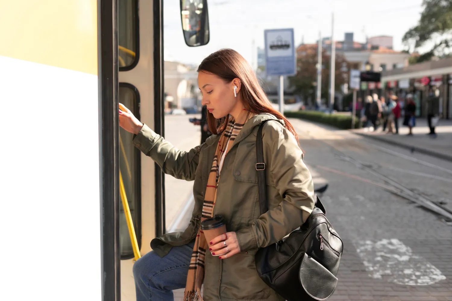 Autobus regionalny na przystanku w małej miejscowości