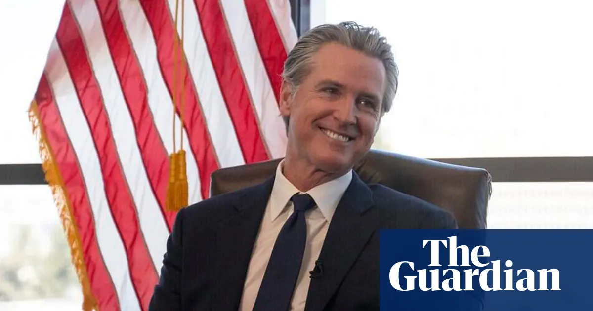 Gubernator Kalifornii Gavin Newsom podczas konferencji prasowej w Sacramento, gdzie podpisał pakiet ustaw regulujących wykorzystanie sztucznej inteligencji w miejscu pracy