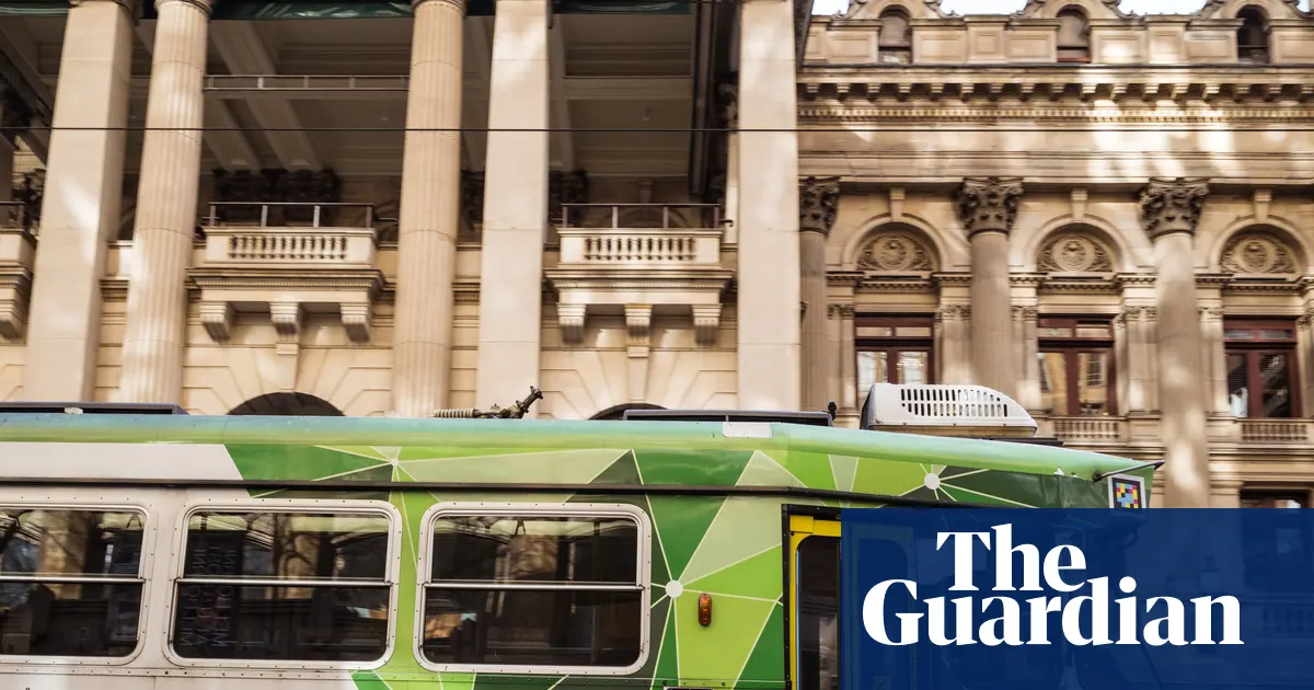 Tramwaj transportu publicznego na ulicy w Melbourne w stanie Wiktoria