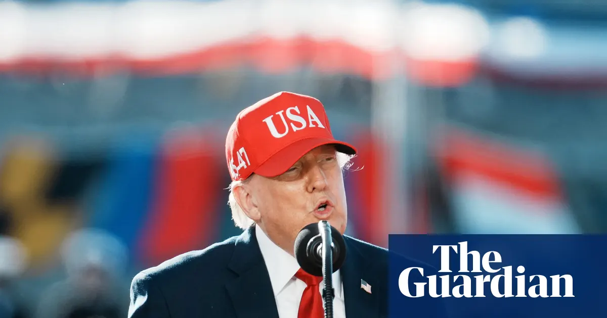 Donald Trump przemawia na terenie nieużywanej stoczni w Sparrows Point w Baltimore, w otoczeniu marynarzy i urzędników