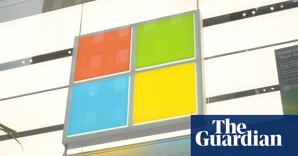Wnętrze nowoczesnego centrum danych Microsoftu, rzędy serwerów i systemy chłodzenia