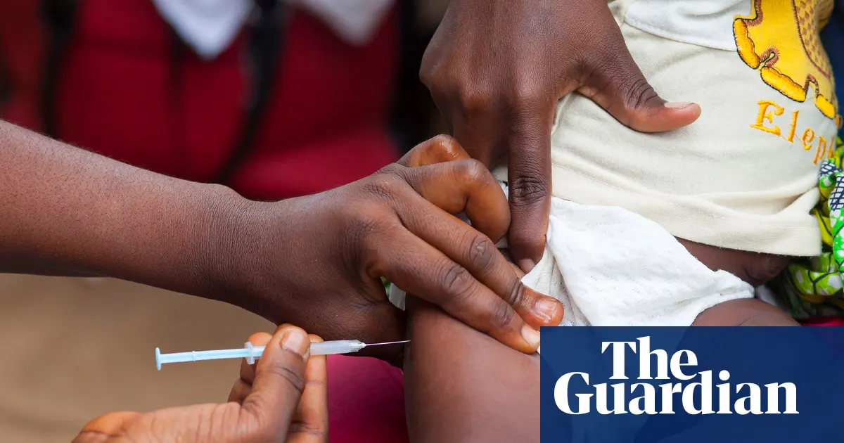 Noworodek w Gwinei Bissau podczas rutynowego szczepienia przeciwko wirusowemu zapaleniu wątroby typu B