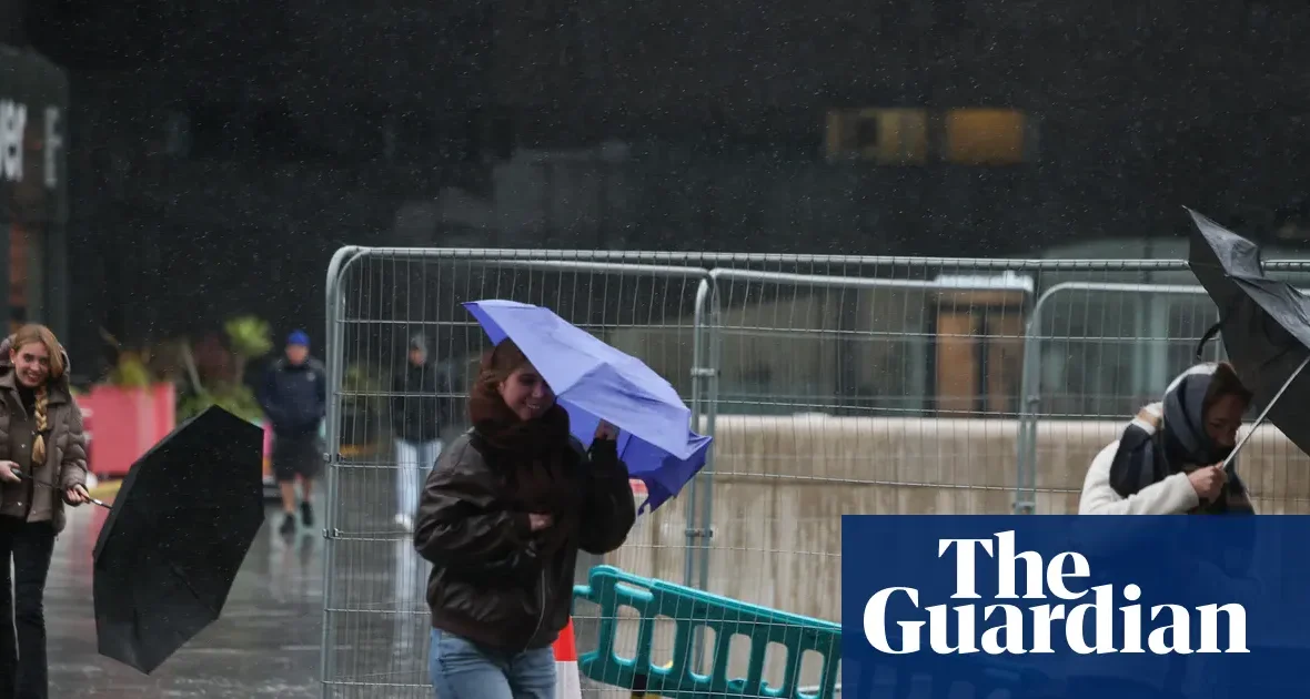 Storm Boelo uderza w Wielką Brytanię. Utrudnienia w transporcie i odwołane wydarzenia