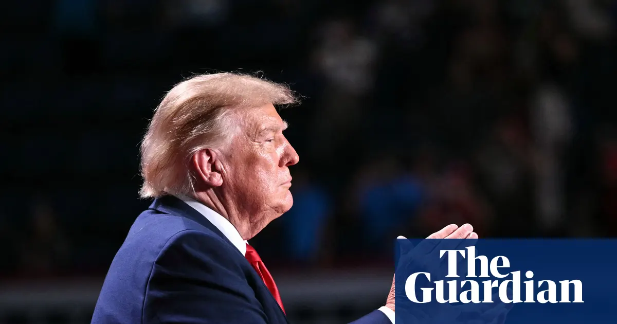 Donald Trump macha do tłumu podczas wiecu wyborczego w San Antonio w Teksasie, 7 października 2026 roku.
