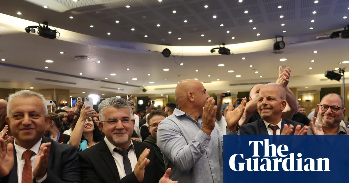 Zwolennicy Wspólnej Listy świętują w sztabie wyborczym w Nazarecie po ogłoszeniu pierwszych sondaży exit poll