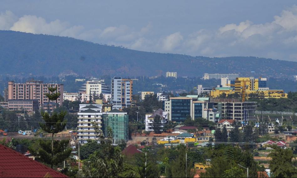 Widok na budynek rządowy w Kigali, stolicy Rwandy, z powiewającą flagą narodową