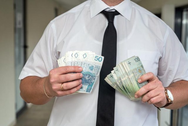 Reklamy inwestycyjne z udziałem znanych osób. Jak nie dać się oszukać przed wpłatą pieniędzy
