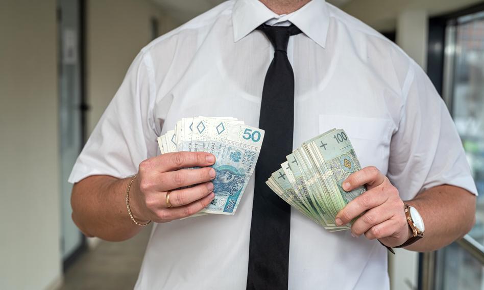 Zrzut ekranu fałszywej reklamy inwestycyjnej z wizerunkiem znanej osoby na Facebooku, obok ostrzeżenie o oszustwie finansowym