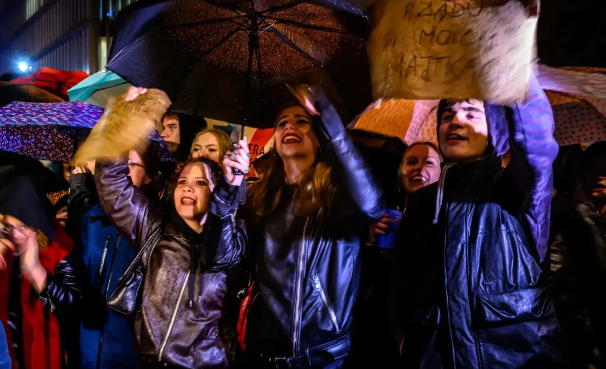 Tysiące Polek i Polaków protestują w całym kraju w szóstą rocznicę zaostrzenia prawa aborcyjnego