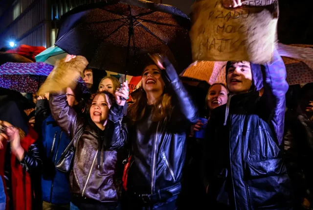 Tysiące Polek i Polaków protestują w całym kraju w szóstą rocznicę zaostrzenia prawa aborcyjnego