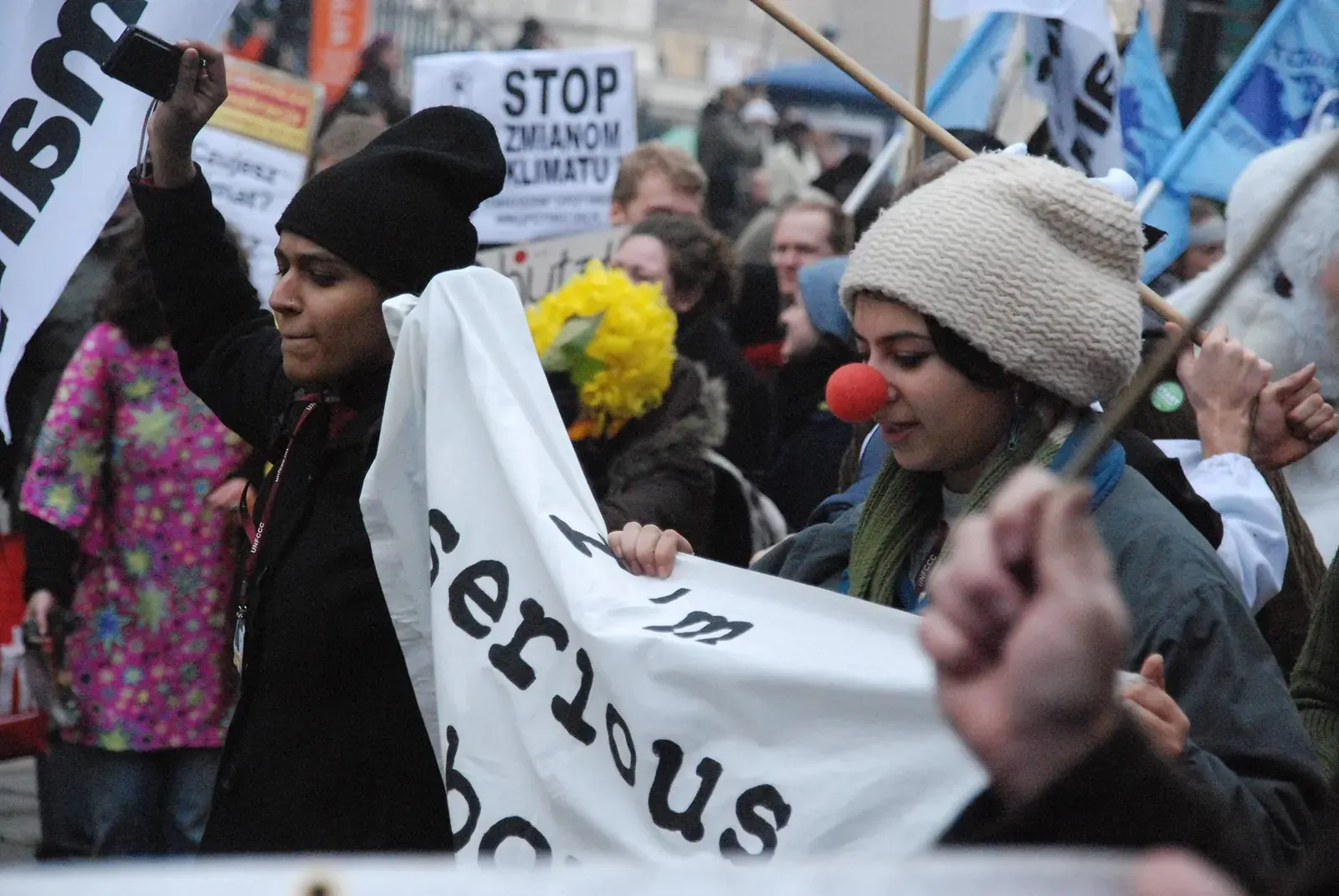 Rolnicy protestujący na ciągnikach na polskiej drodze, widok z przodu kolumny pojazdów