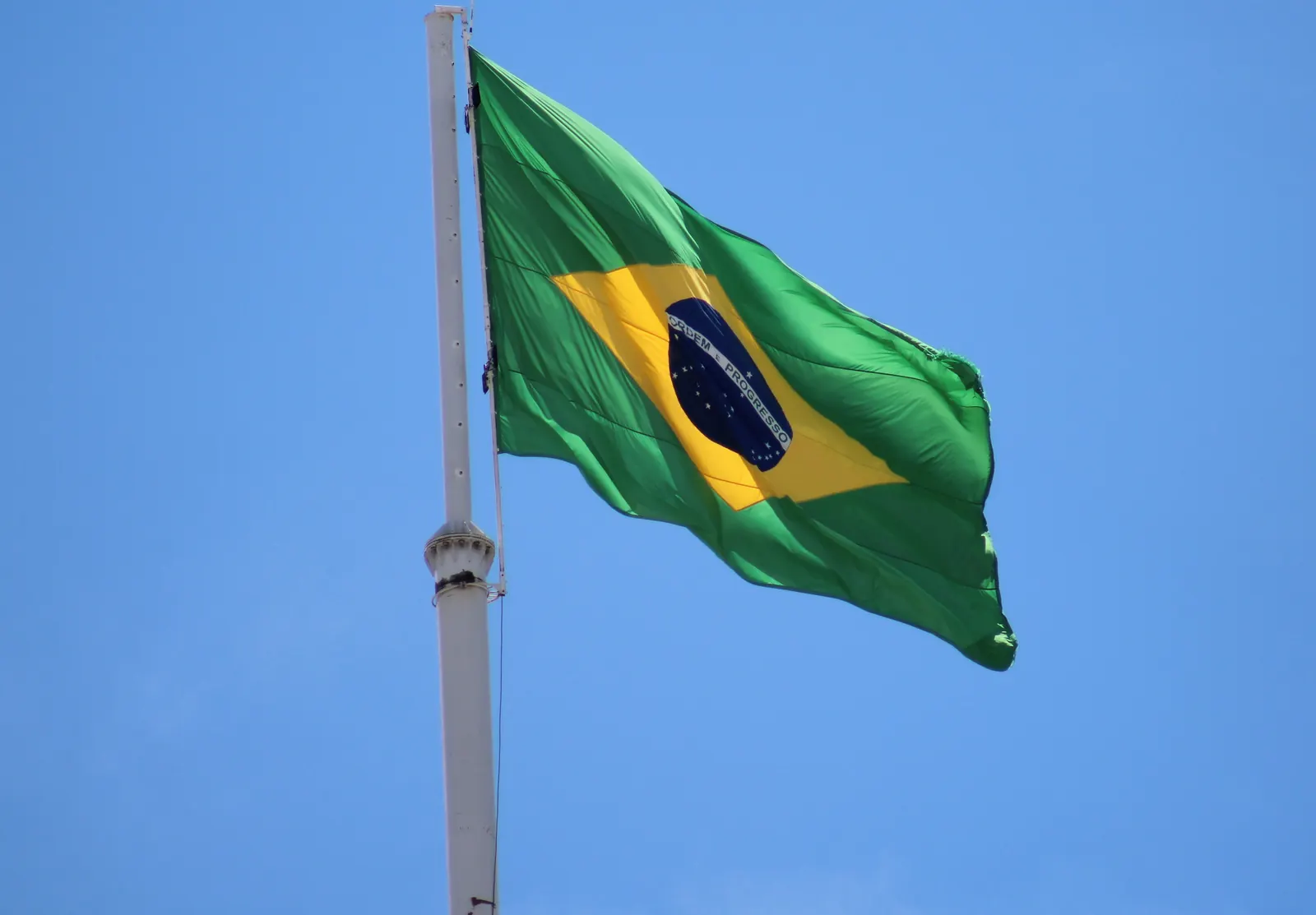Brazylijskie wybory prezydenckie 2026, liczenie głosów w lokalu wyborczym z flagą Brazylii w tle