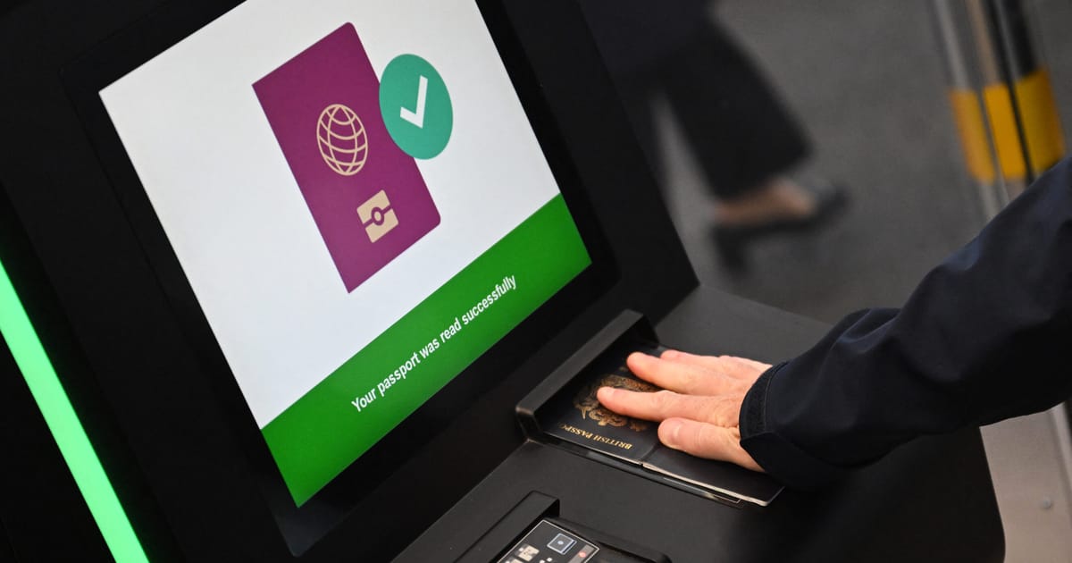 Flaga Unii Europejskiej przed siedzibą Komisji Europejskiej w Brukseli, symbol unijnej polityki wizowej i bezpieczeństwa