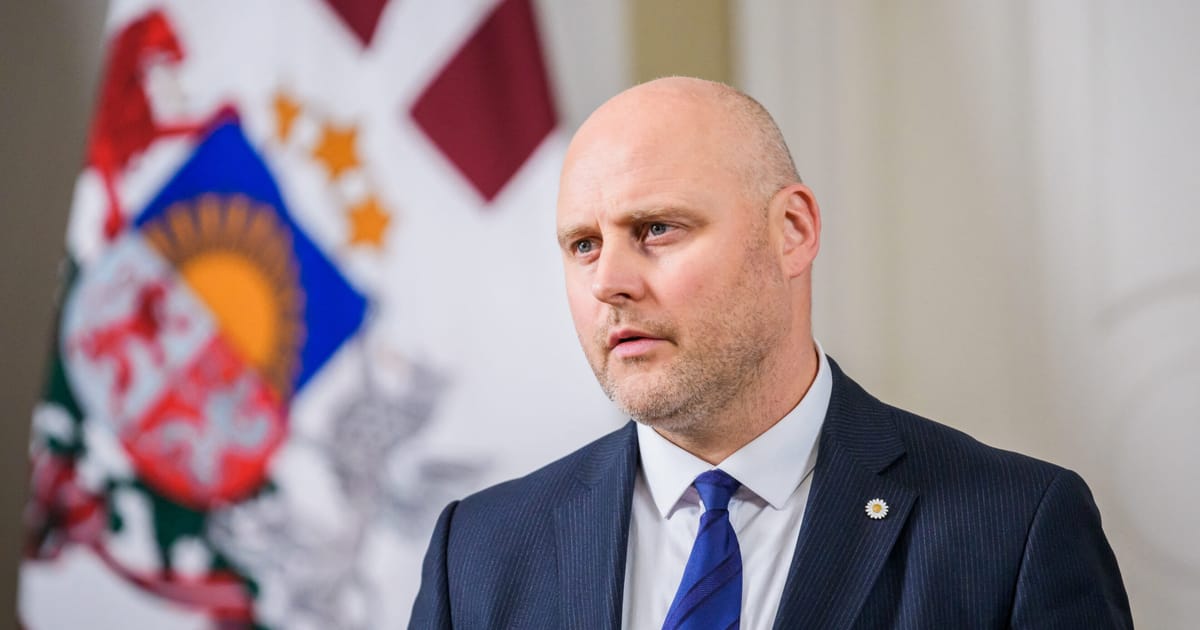 Premier Łotwy Andris Kulbergs podczas kampanii przed wyborami parlamentarnymi w Rydze
