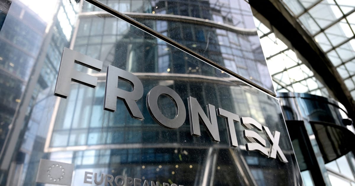 Flagi Polski i Unii Europejskiej przed siedzibą Frontex w Warszawie