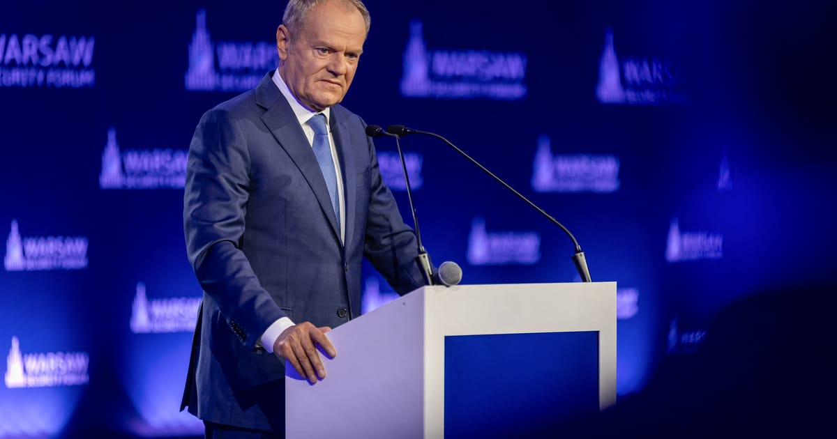 Flagi Unii Europejskiej przed budynkiem Rady Europejskiej w Brukseli przed szczytem poświęconym sankcjom wobec Rosji