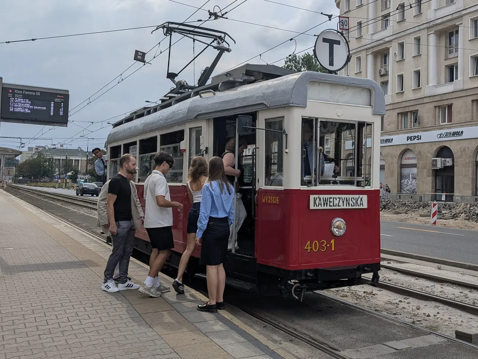 Zabytkowy autobus obsługujący turystyczną linię 100 w Warszawie