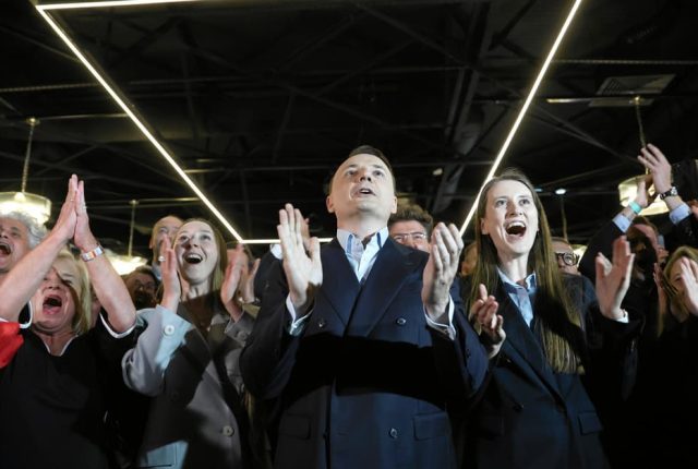Kraków: late poll wskazuje na wyraźne zwycięstwo Łukasza Gibały