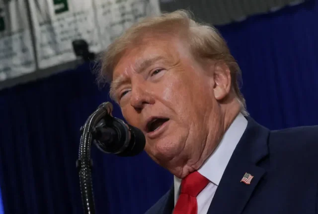 Trump ponownie atakuje muzułmańskiego kandydata Demokratów w kluczowej kampanii przed wyborami