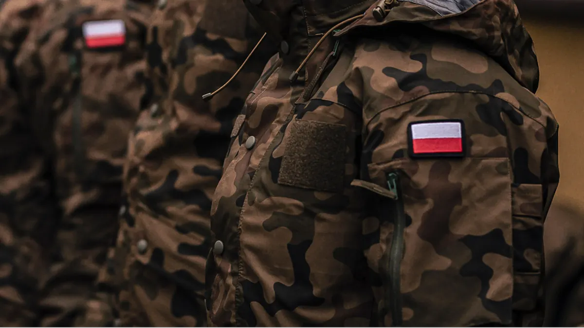 Funkcjonariusze policji podczas interwencji w mieszkaniu, w tle widoczny sprzęt do nagrywania transmisji na żywo